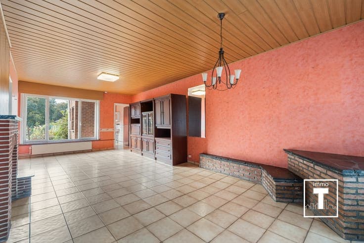 Te renoveren halfopen woning met 6 slaapkamers en ruime t...