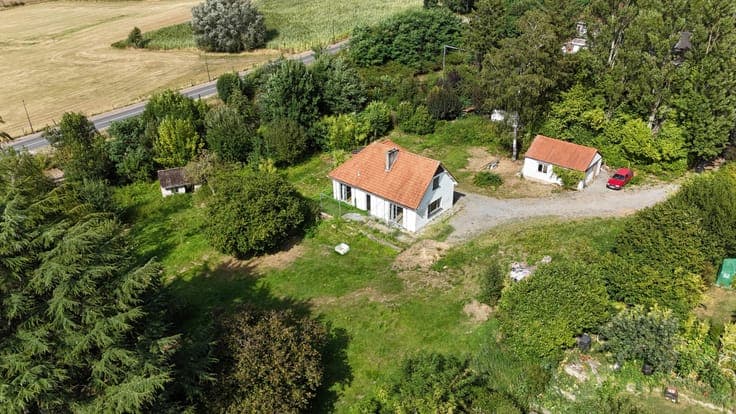 Detached house with garage on a large plot