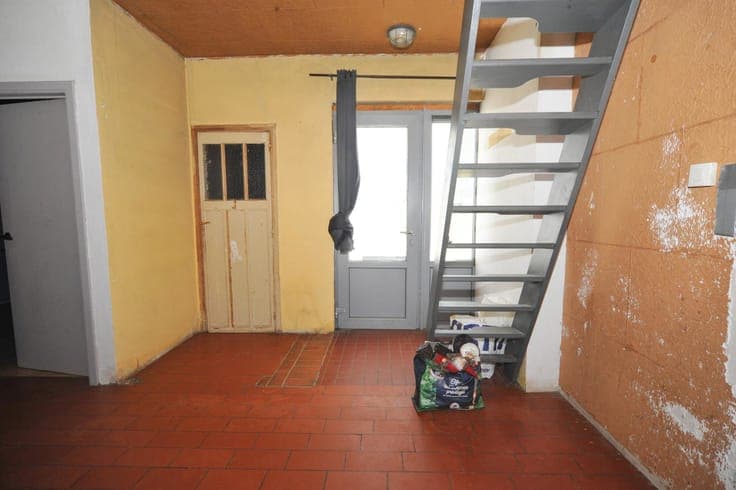 Detached house with garage on a large plot