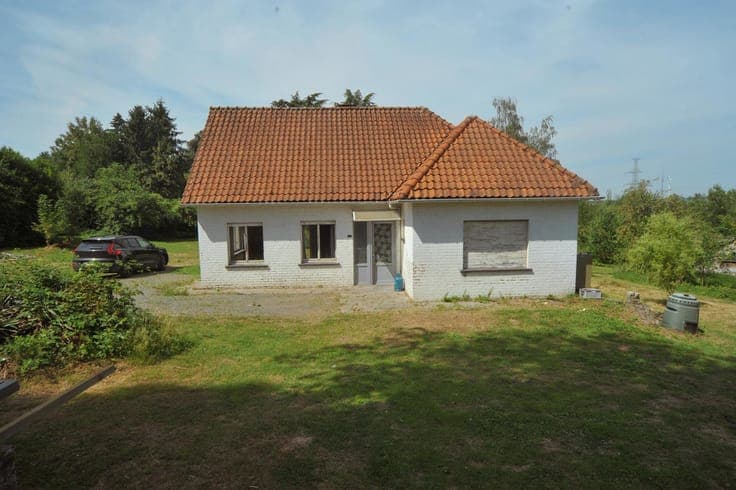 Detached house with garage on a large plot