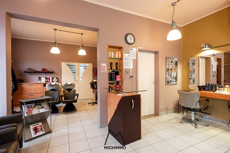 Hoekwoning met handelsruimte op een interessante locatie ...