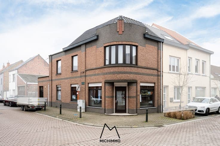 Hoekwoning met handelsruimte op een interessante locatie ...