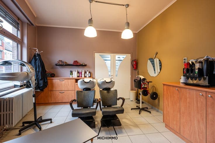 Hoekwoning met handelsruimte op een interessante locatie ...