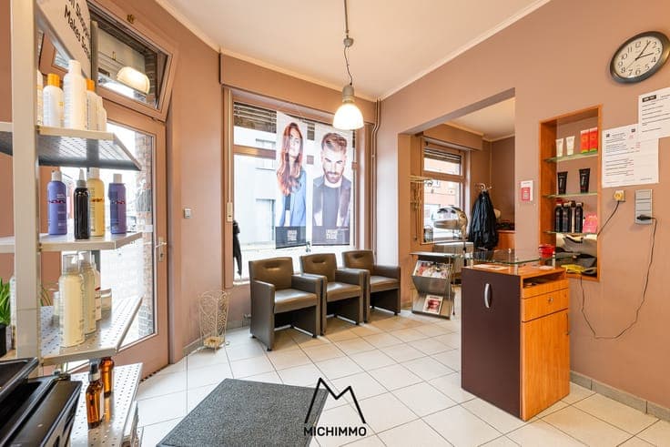 Hoekwoning met handelsruimte op een interessante locatie ...