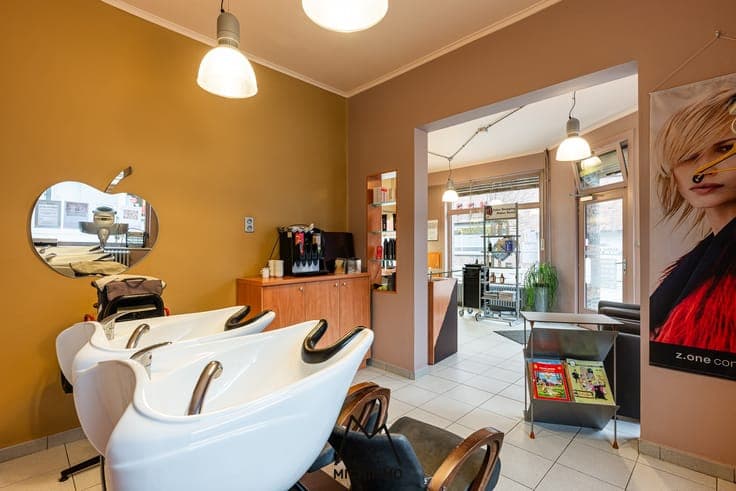 Hoekwoning met handelsruimte op een interessante locatie ...