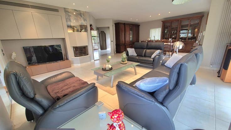 Zeer ruime exclusieve villa op een rustige locatie met 3 ...