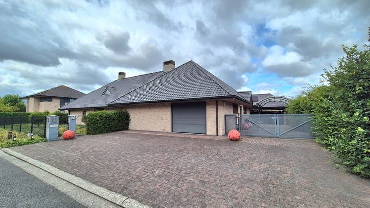 Zeer ruime exclusieve villa op een rustige locatie met 3 ...