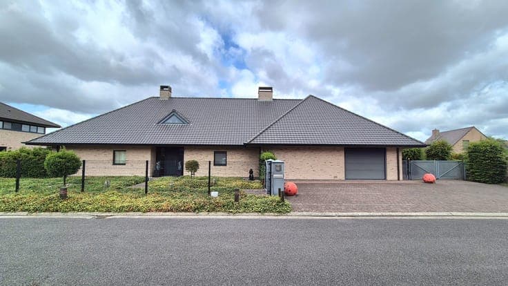 Zeer ruime exclusieve villa op een rustige locatie met 3 ...