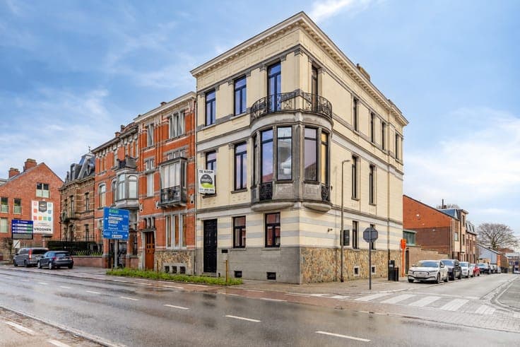 KARAKTERVOL VOLLEDIG GERENOVEERD STATIG HERENHUIS IN CENT...