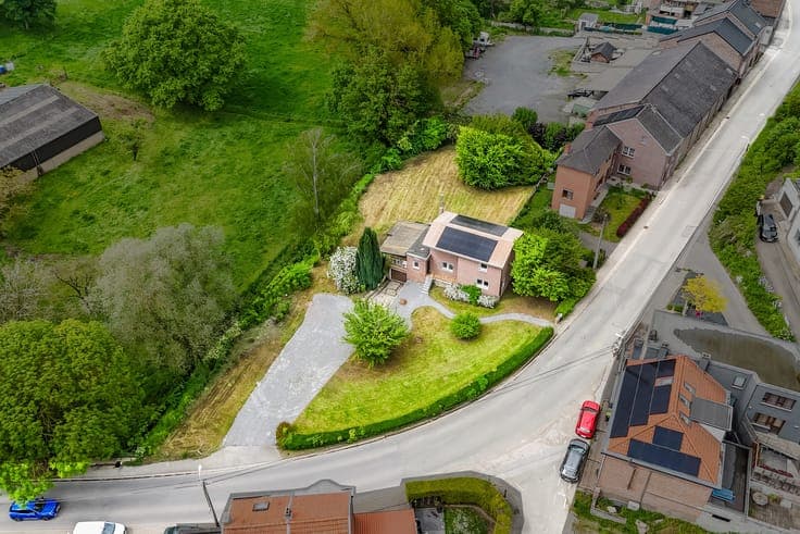 Detached house on a plot of approximately 2000m² with garage