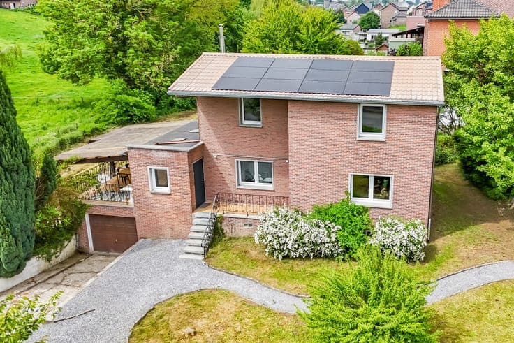 Detached house on a plot of approximately 2000m² with garage
