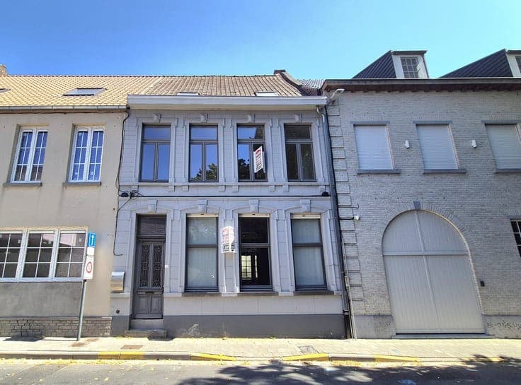 Mooie statige burgerwoning in hartje Izegem met 3 slaapka...