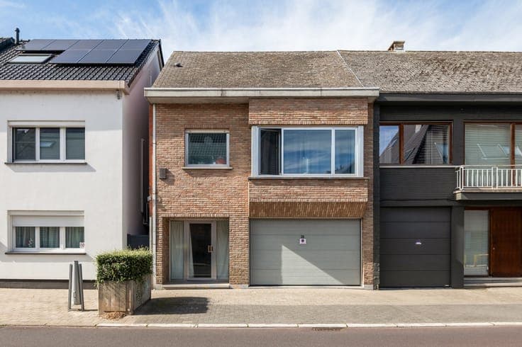 Instapklare woning met inpandige garage en grote tuin op ...