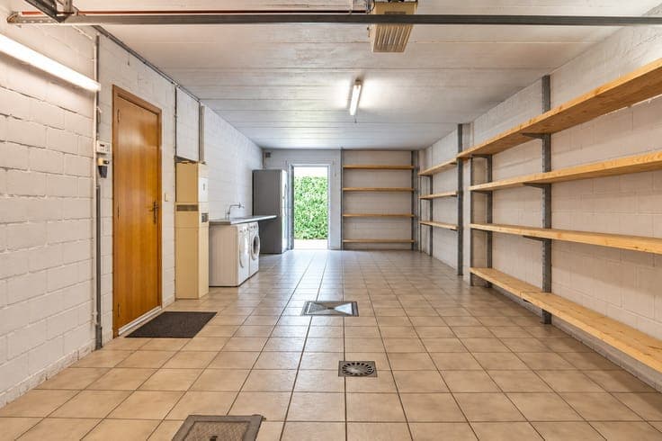 Instapklare woning met inpandige garage en grote tuin op ...
