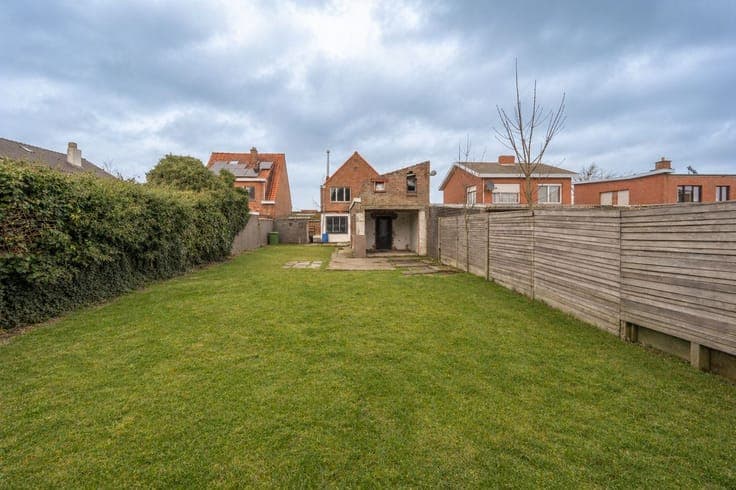 Te renoveren halfopen woning met zuidgerichte tuin op een...