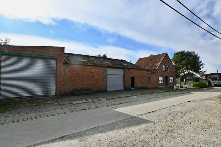 Ruime woning met grote werkplaats / magazijn !