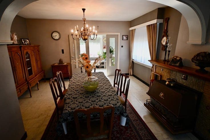 Ruime woning met grote werkplaats / magazijn !