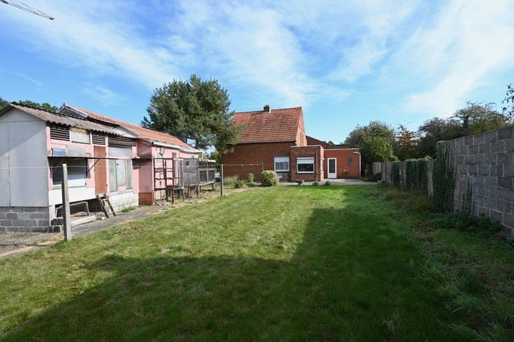 Ruime woning met grote werkplaats / magazijn !