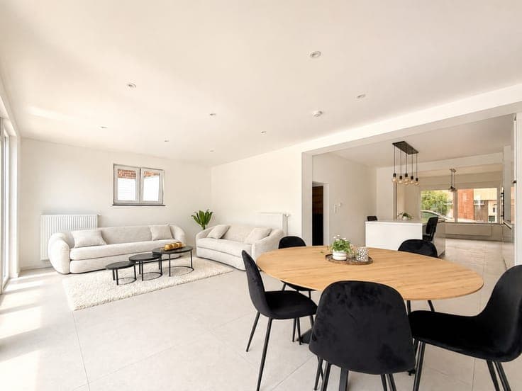 For sale, very spacious, renovated house with garage in O...