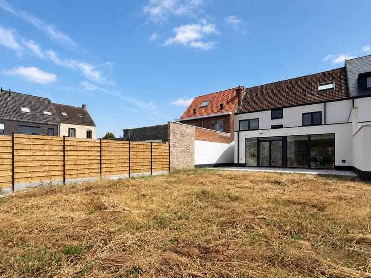 For sale, very spacious, renovated house with garage in O...