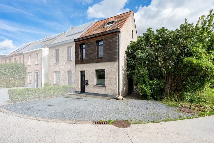 Halfopen woning met 3 slaapkamers en aangename tuin - EPC B