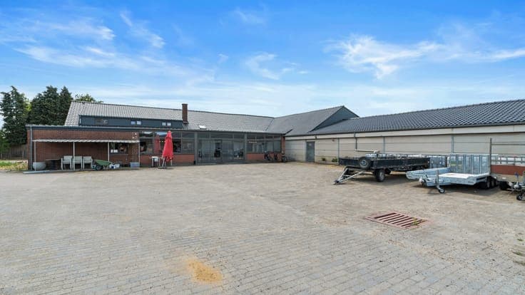 OUDSBERGEN - Zeer ruime landbouwwoning op 2,5ha met loodsen