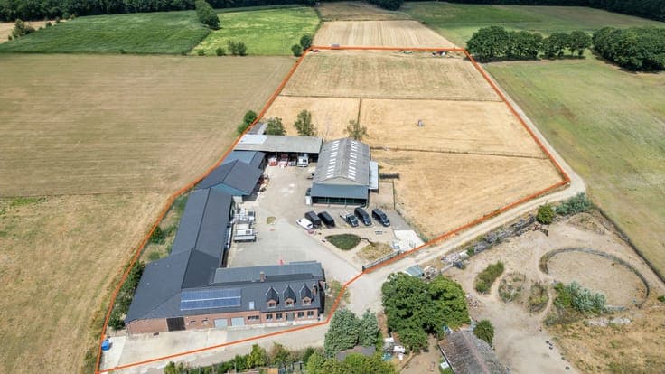 OUDSBERGEN - Zeer ruime landbouwwoning op 2,5ha met loodsen