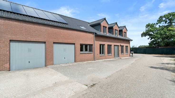 OUDSBERGEN - Zeer ruime landbouwwoning op 2,5ha met loodsen