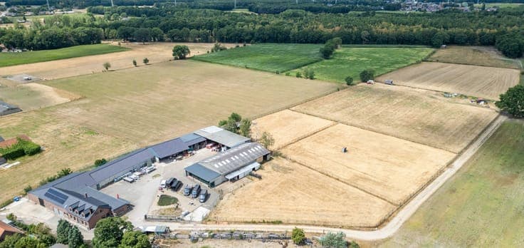 OUDSBERGEN - Zeer ruime landbouwwoning op 2,5ha met loodsen