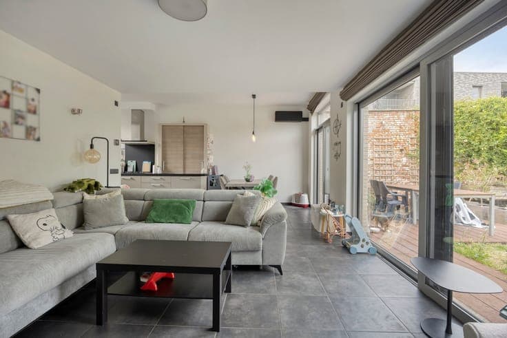 STIJLVOLLE EN INSTAPKLARE WONING MET TUIN EN CARPORT !