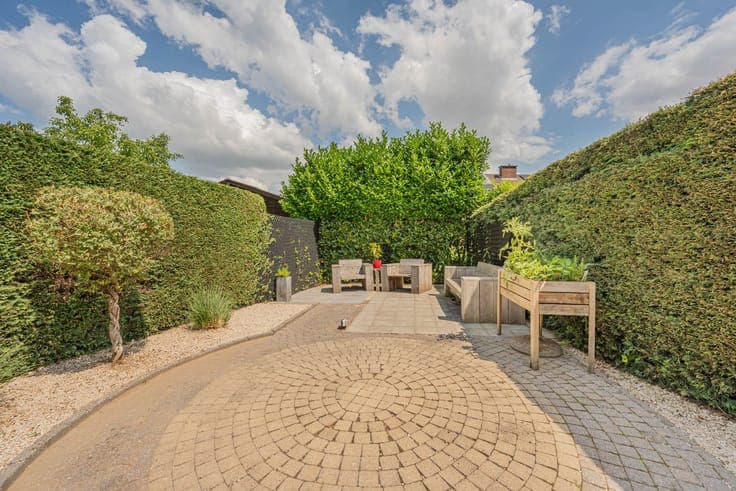 Spacious 3-bedroom bungalow with sunny garden