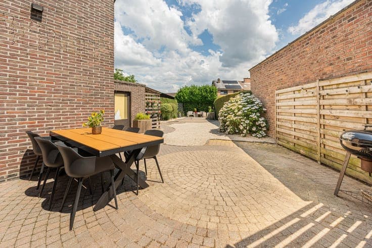 Spacious 3-bedroom bungalow with sunny garden