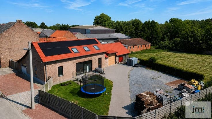 Ruime gezinswoning met tal van mogelijkheden op een perce...