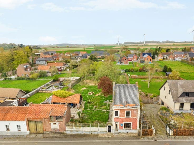 Maison 3 façades sur 1570m² à rénover totalement.