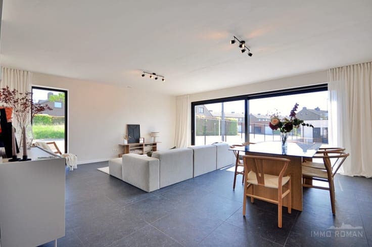 Halfopen nieuwbouwwoning met garage te Otegem!