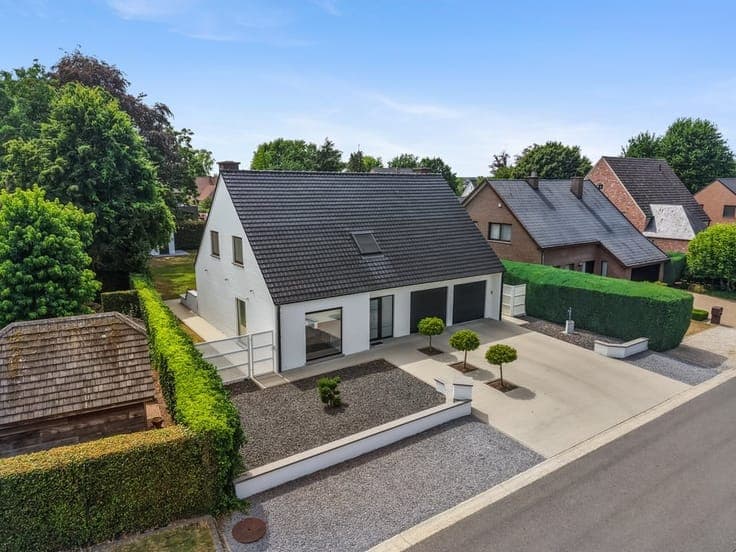 VOLLEDIG GERENOVEERDE OPEN BEBOUWING MET DUBBELE GARAGE E...