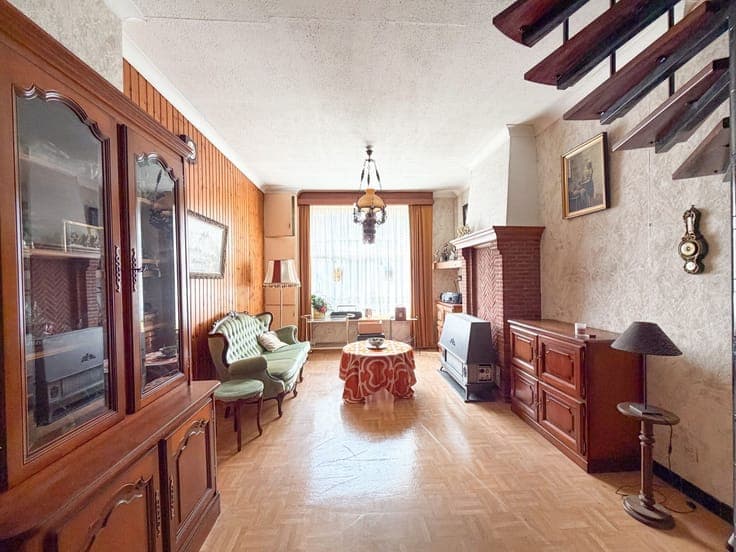 Te renoveren rijwoning met 4 slaapkamers vlak bij de jach...