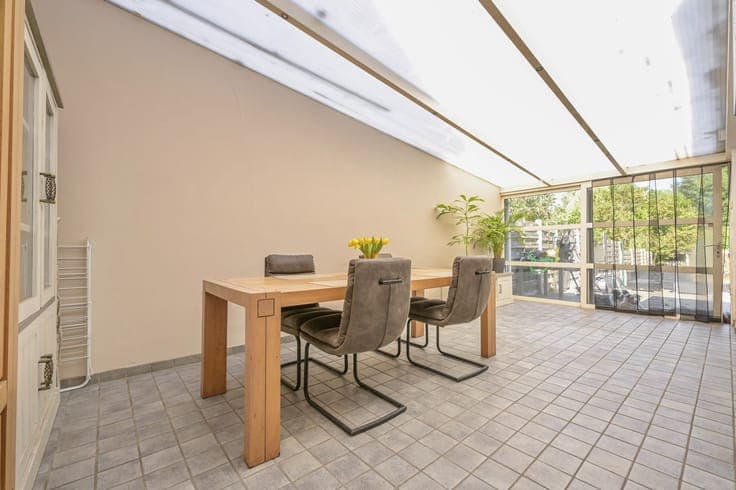 Woning met 3 slaapkamers en polyvalente voorruimte.