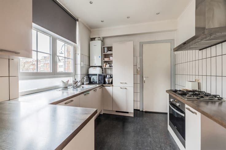 Schaerbeek – Corner building Place Dailly, 388 m², 4.8%