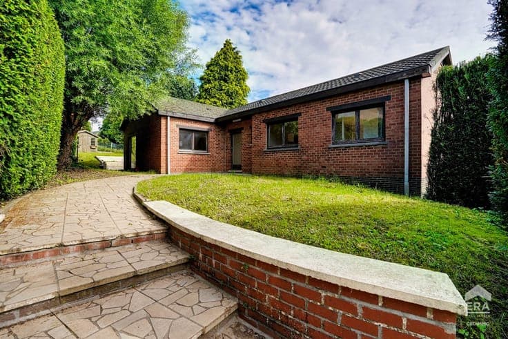 DETACHED FAMILY HOME WITH GARDEN IN LILLOIS