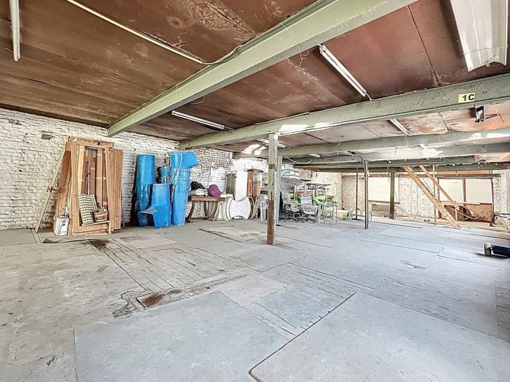 JETTE: Mixed-use building with warehouse