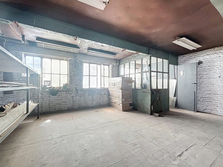 JETTE: Mixed-use building with warehouse