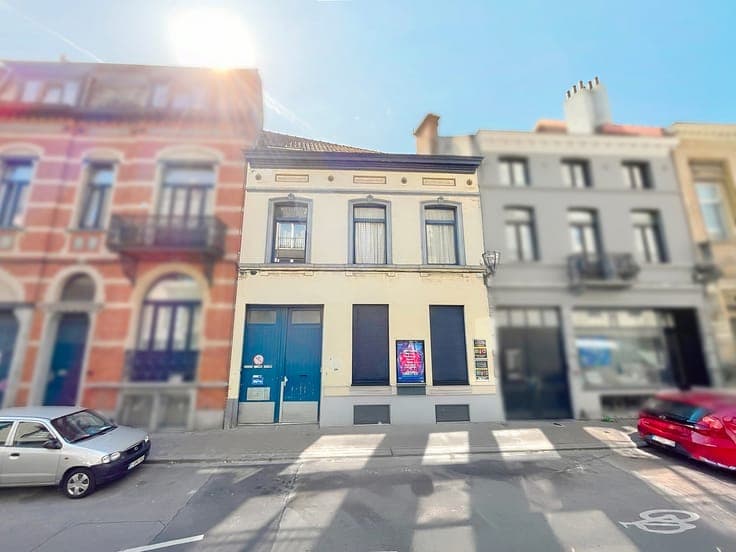 JETTE: Mixed-use building with warehouse