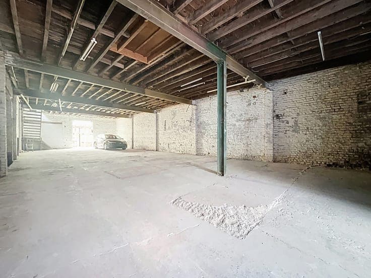 JETTE: Mixed-use building with warehouse