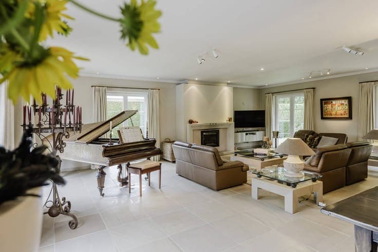Timeless villa with 5 bedrooms and swimming pool for sale in