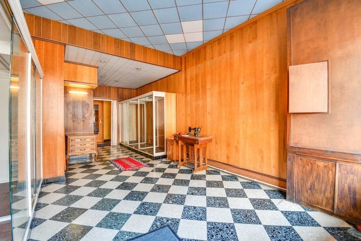 Townhouse in need of renovation with a south-facing garden a