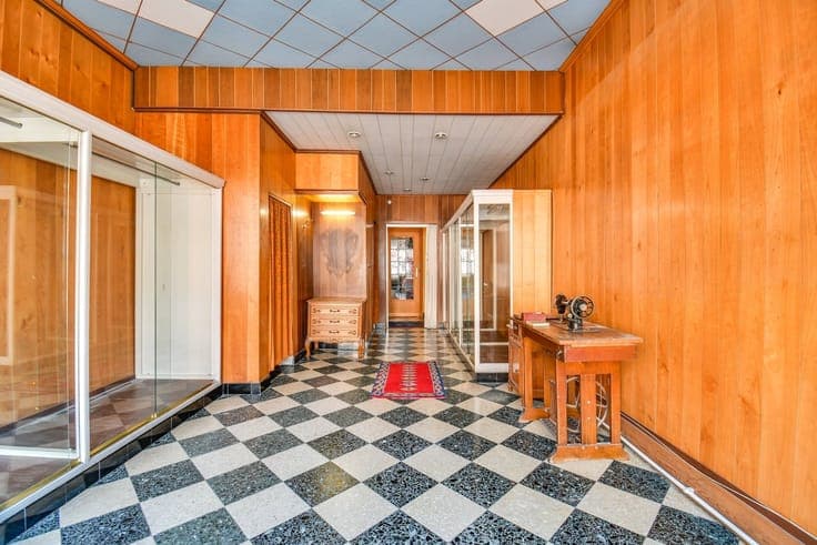 Townhouse in need of renovation with a south-facing garden a