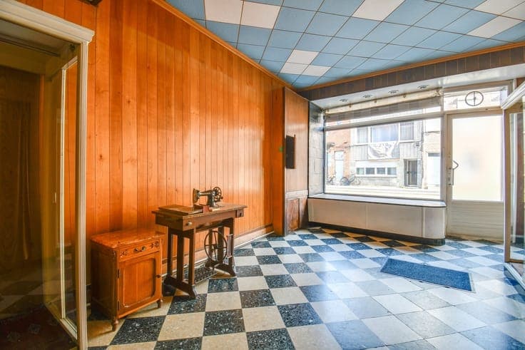 Townhouse in need of renovation with a south-facing garden a
