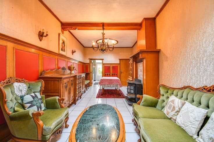 Townhouse in need of renovation with a south-facing garden a