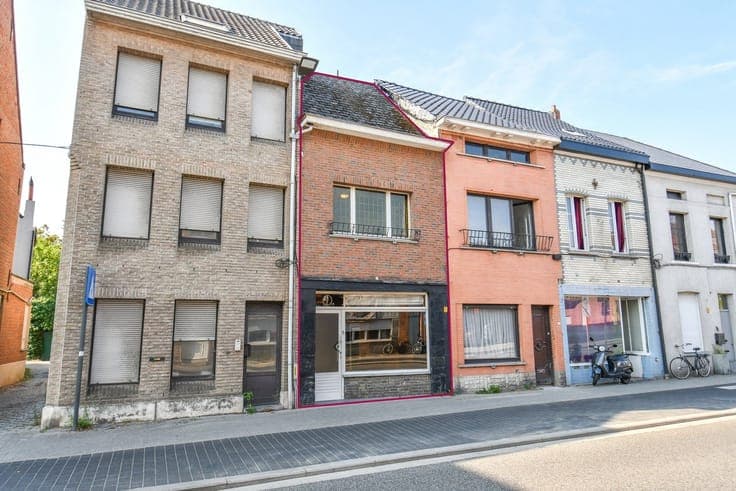 Townhouse in need of renovation with a south-facing garden a